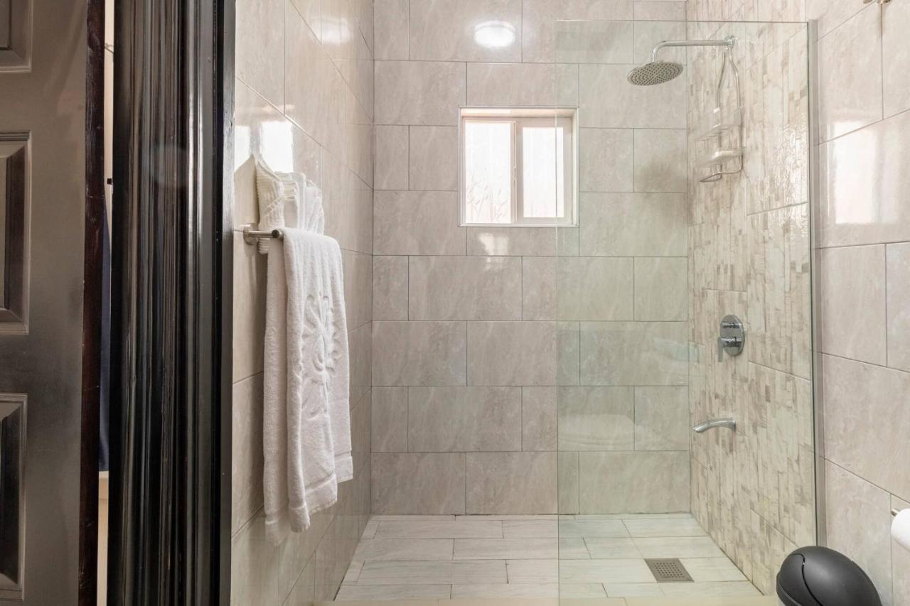 Brand New Pool Manor Park With Wifi Centrally-Located Κίνγκστον Εξωτερικό φωτογραφία